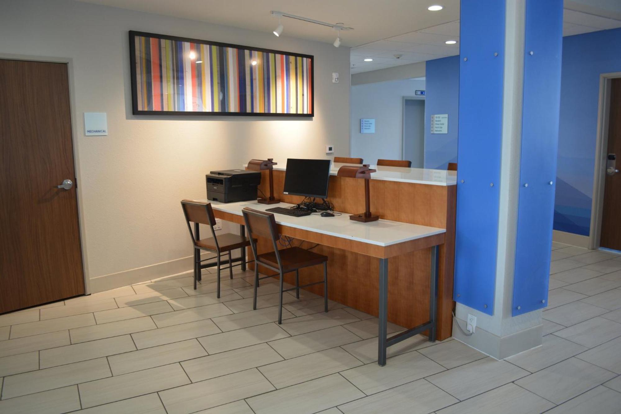 Holiday Inn Express & Suites Либерал Экстерьер фото