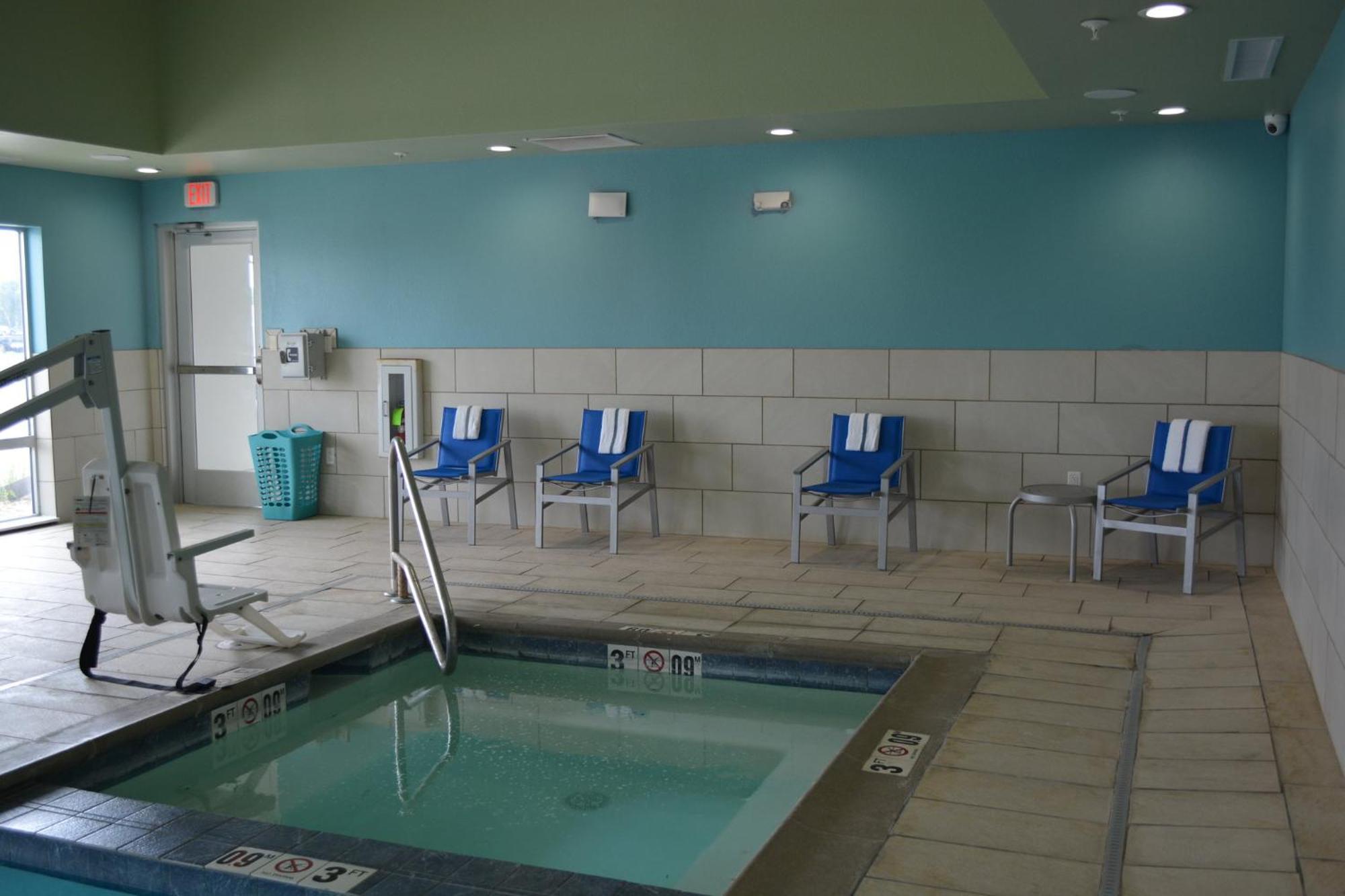 Holiday Inn Express & Suites Либерал Экстерьер фото