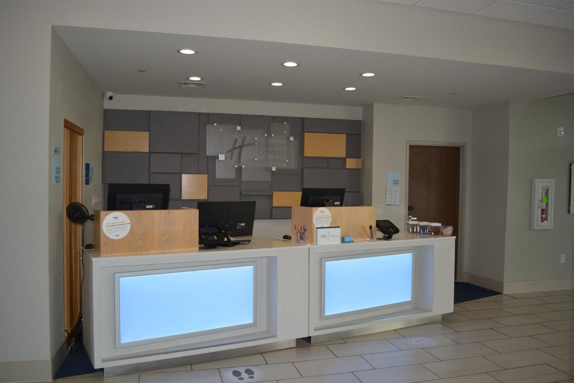Holiday Inn Express & Suites Либерал Экстерьер фото